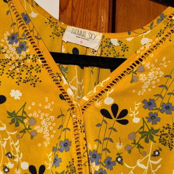 Sienna sky short sleeve shirt size small - Picture 2 of 3